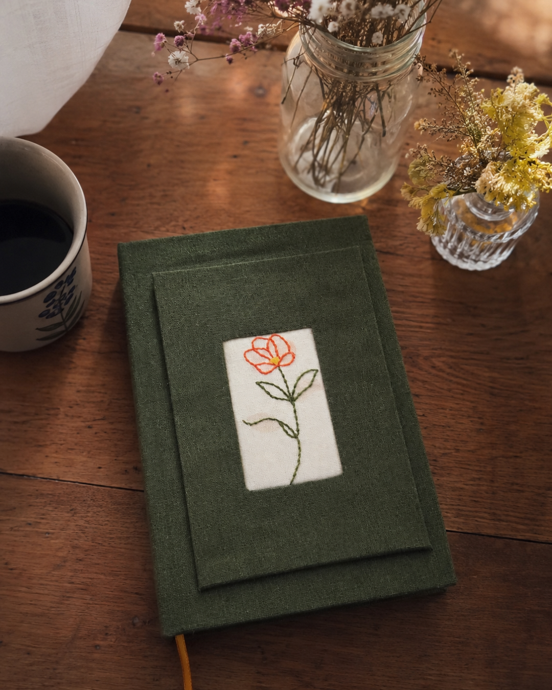 Caderno Rosa na Janela - Bordado à Mão