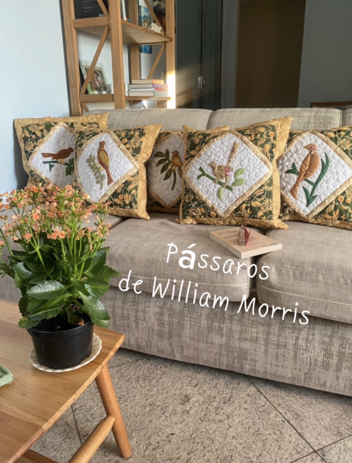 Almofada com aplicação “pássaro”