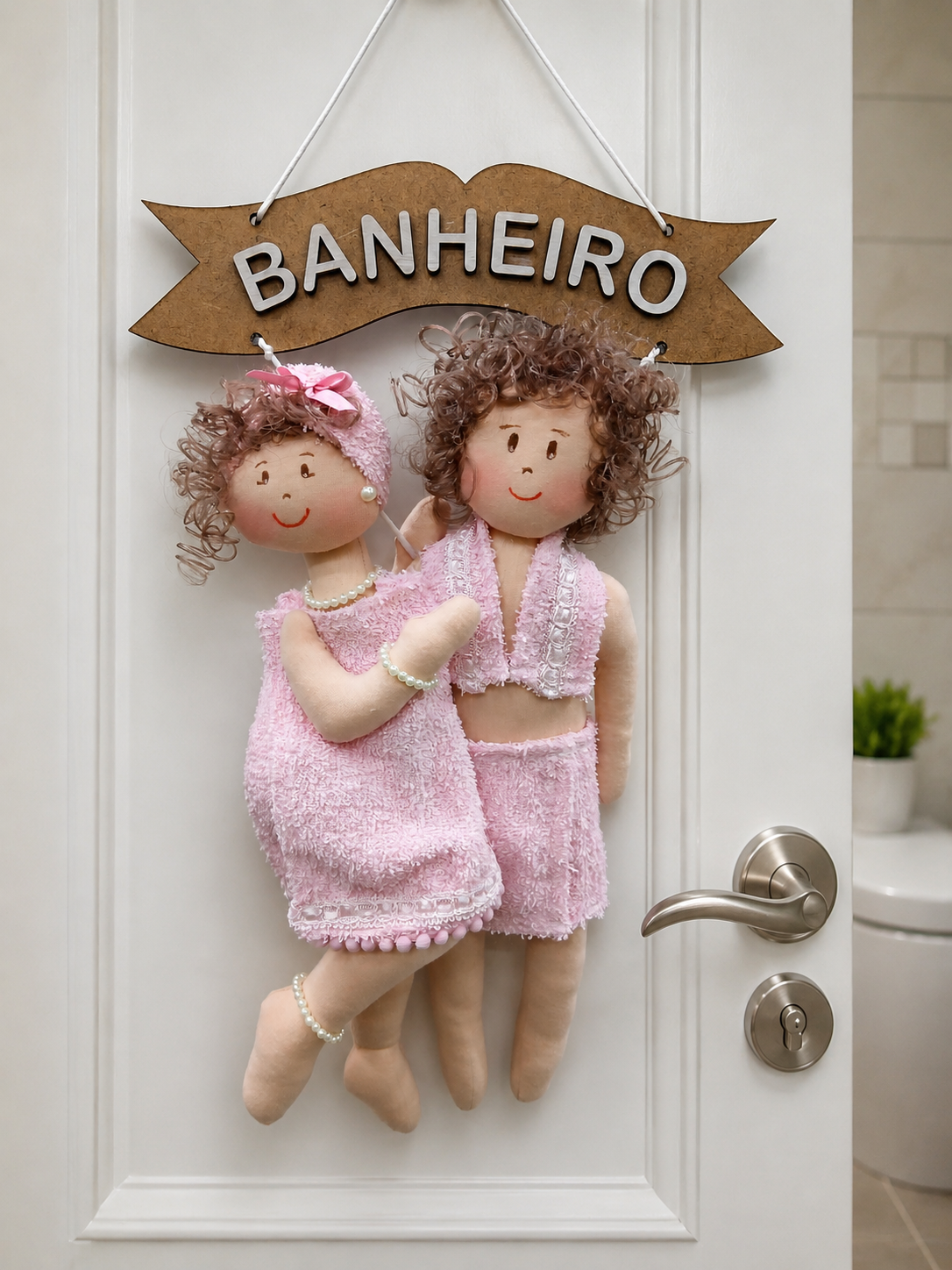 🌸 Enfeite de Porta para Banheiro – Casal de Bonecos em Tecido 🌸