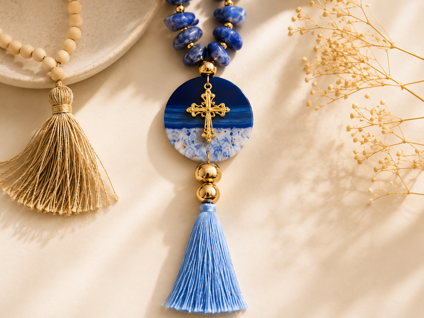 Terço Decorativo Quartzo Azul Natural com Chapa em Ágata Degradê 37 cm